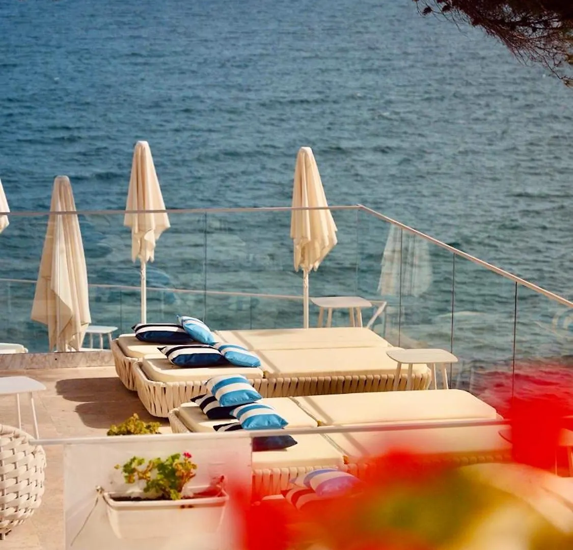 Hotel La Calanque Cavalaire-sur-Mer 4*,