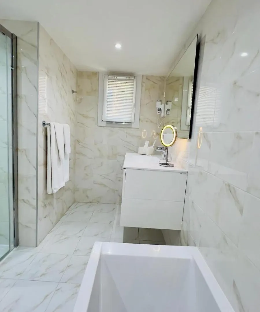 Hotel La Calanque Cavalaire-sur-Mer 4*,