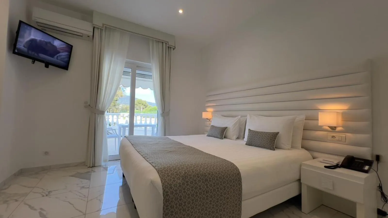 Hotel La Calanque Cavalaire-sur-Mer 4*,  Francie